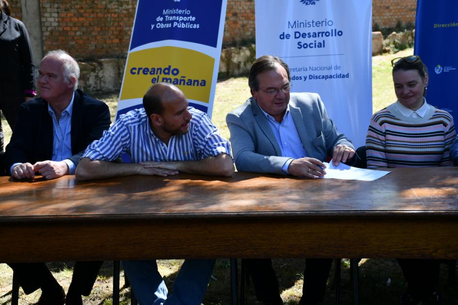 Integrantes de la mesa firmando el Convenio