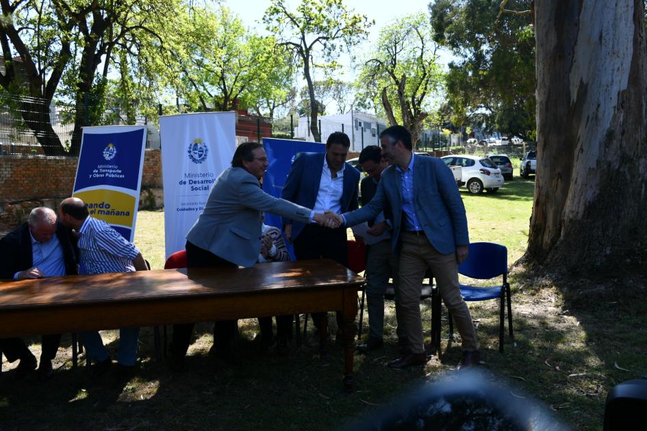 Integrantes de la mesa recibiendo el Convenio