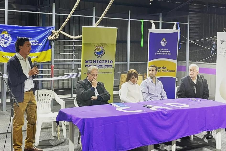 Defensor de Paso de los Toros inauguró gimnasio Director de Arquitectura, Santiago Borsari, brinda discurso