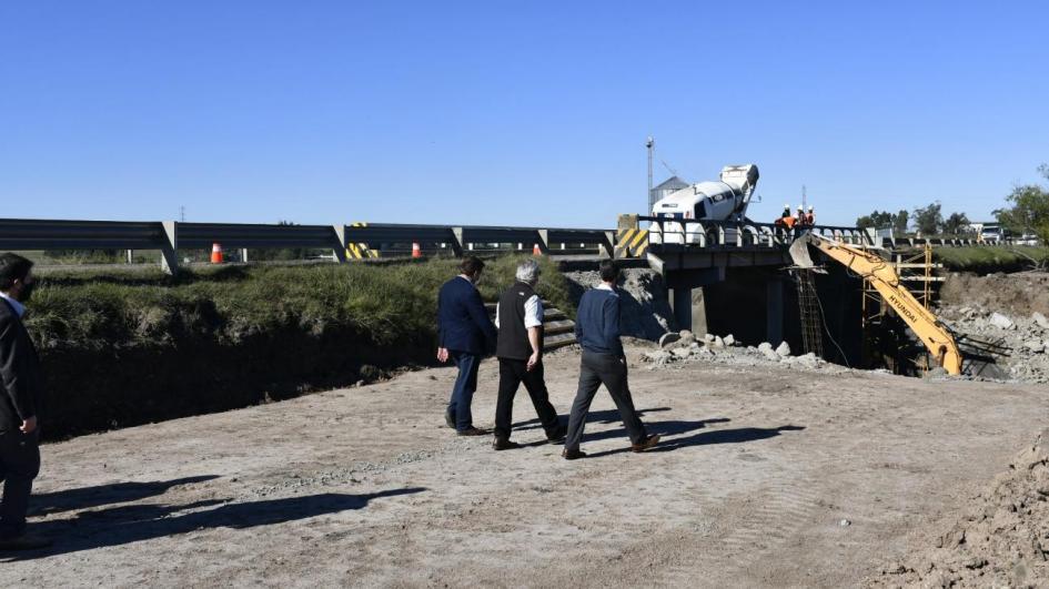 Ministro Heber recorre obra en puente sobre arroyo Tala