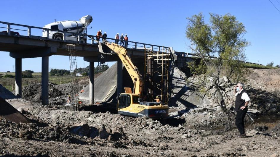 Ministro Heber observa construcción de puente sobre arroyo Tala