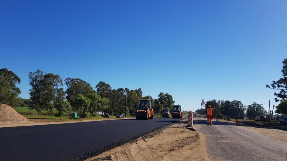 Maquinaria vial durante construcción de doble vía en ruta 3