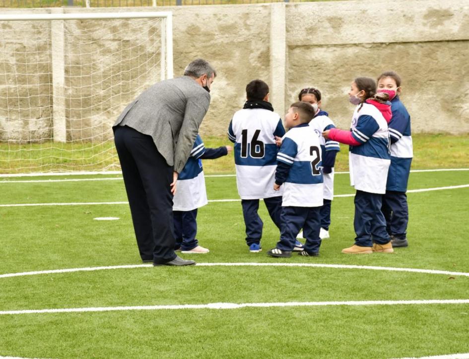 Niños de Don Bosco corren por la cancha inaugurada