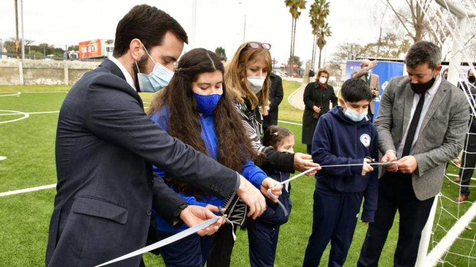 Autoridades del centro Don Bosco cortan la cinta de inauguración