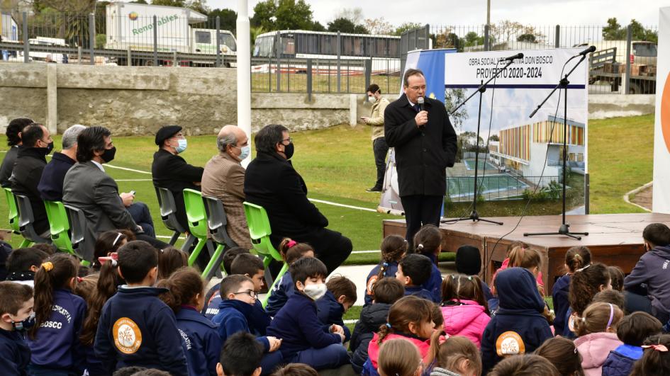 Nueva infraestructura comunitaria en Villa Don Bosco Ministro Falero da su discurso ante niños y autoridades