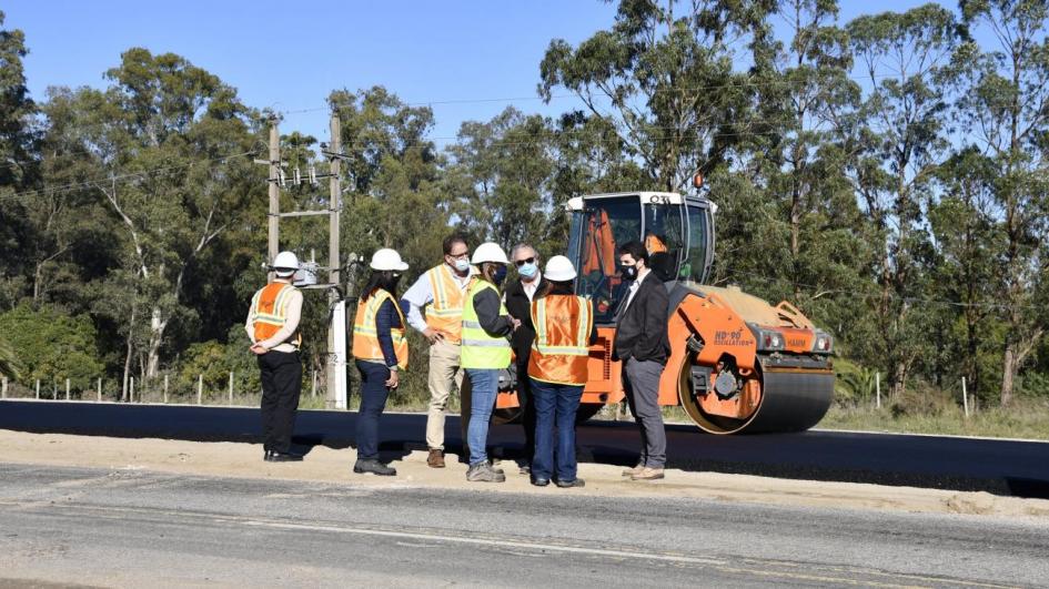 Ministro y técnicos del mtop supervisando obras en ruta 3