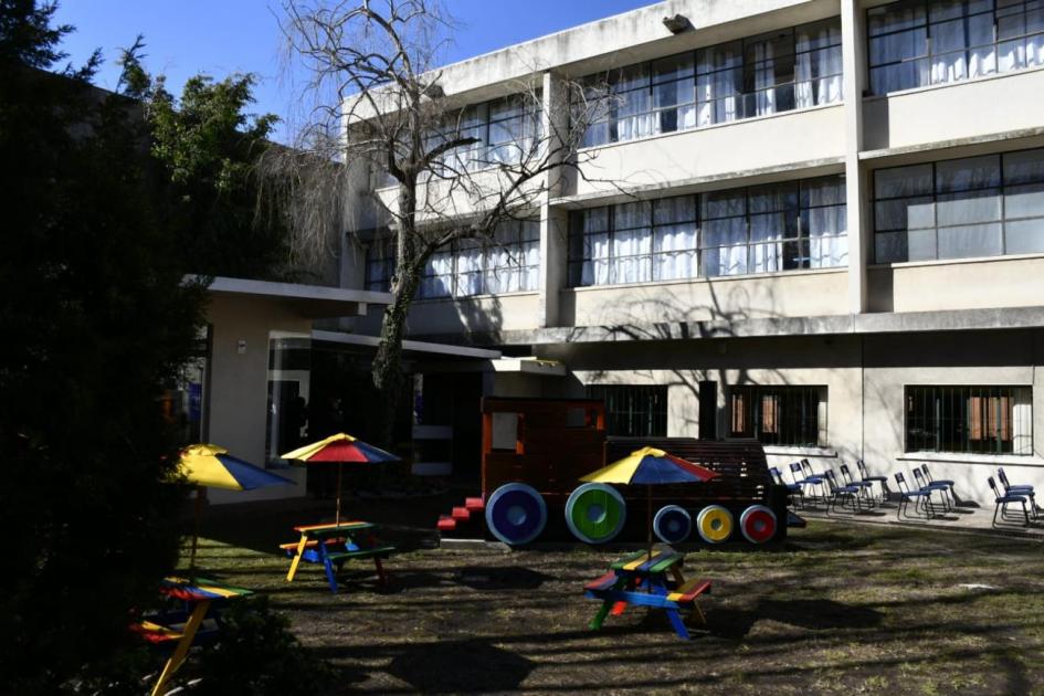 Se inauguraron obras en centro de atención a mujeres en situación de calle Patio del centro El Hornero, donde hay juegos infantiles