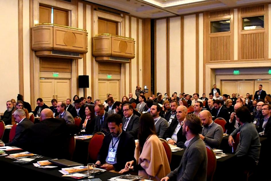 Uruguay trabaja para ampliar sus capacidades logísticas Público presente escucha la presentación
