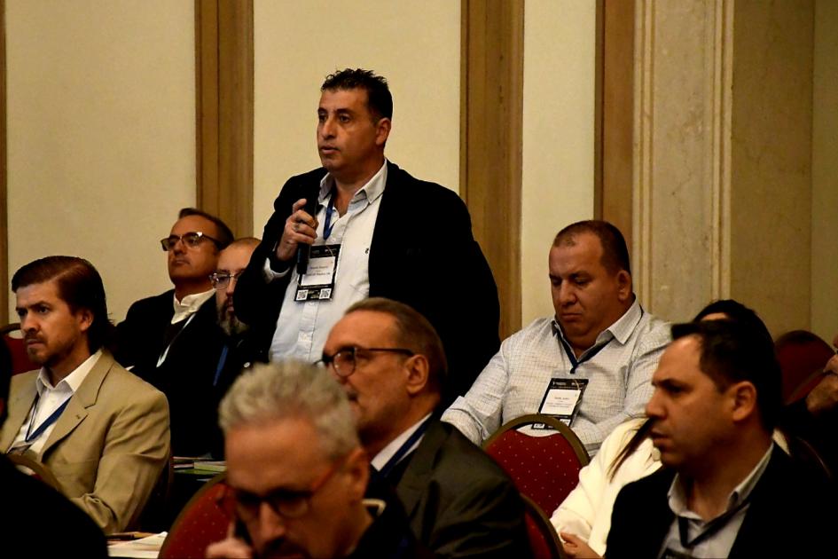 Uruguay trabaja para ampliar sus capacidades logísticas Participante realiza consulta a Ministro Falero