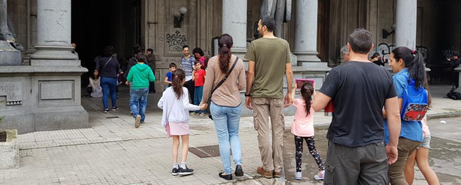 Personas entrando a la Estación Central