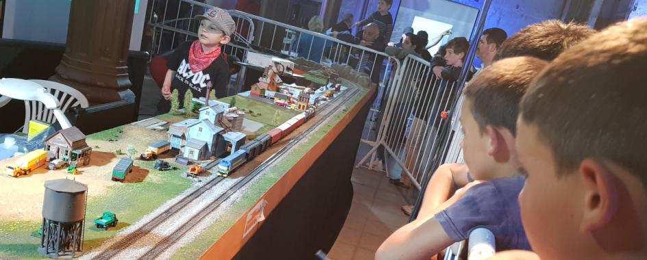 Muestra de maqueta de tren NIños observando muestra de maqueta de tren