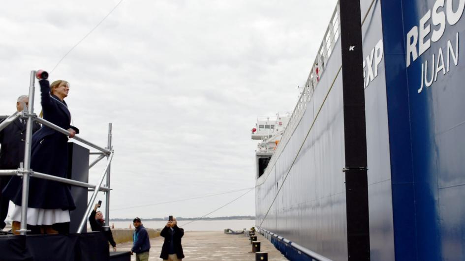 Madrina del barco, Lorena Ponce de León, bautiza el barco Expreso del Plata I