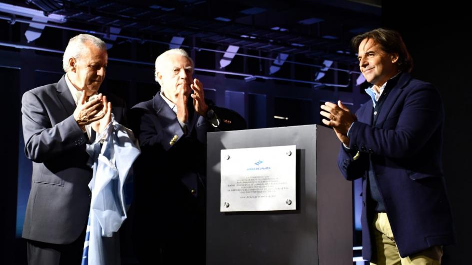 Presidente Lacalle Pou y autoridades de la empresa Línea del Plata descubren placa conmemorativa