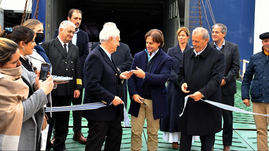 Presidente Lacalle Pou corta la cinta de inauguración
