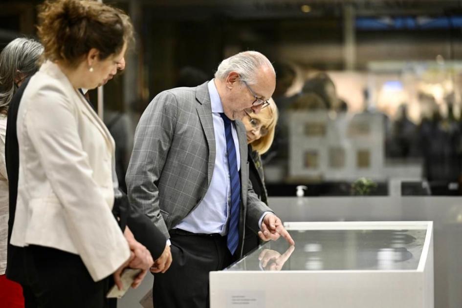 Muestra Pepe Montes “En la cotidianidad del oficio” en la Sala Carlos F. Sáez del MTOP El Ministro del MEC y la Directora General del MTOP apreciando obras en la exposición de Pepe Montes
