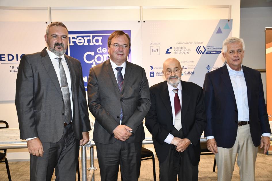 Ministro destacó el rol de la construcción en la recuperación del país Ministro Falero junto a presidentes de la Liga de la Construcción y la Cámara de la Construcción