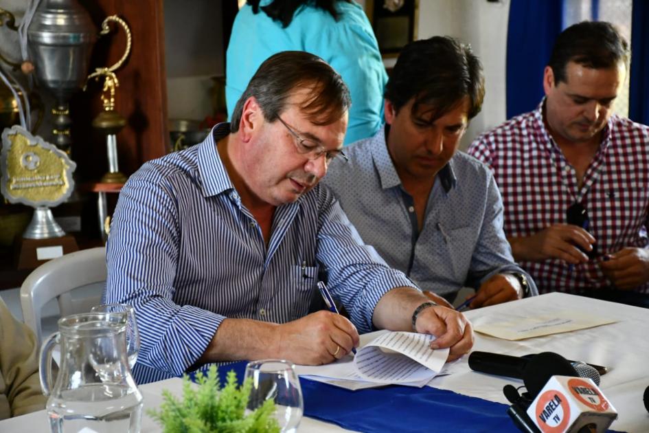 Liga de Baby Futbol de José Pedro Varela Autoridades firmando convenio social
