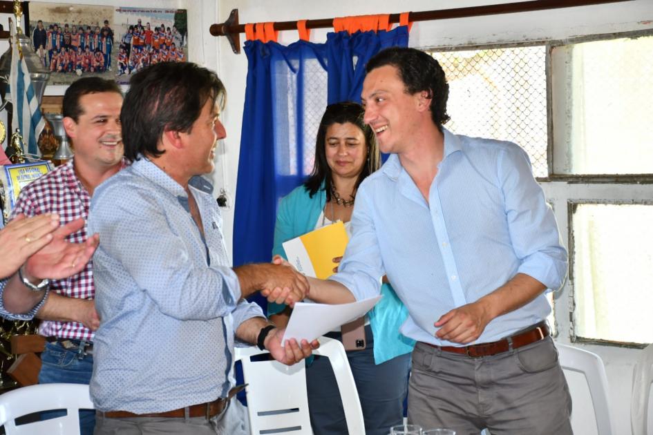 Liga de Baby Futbol de José Pedro Varela Se saluda el Director de Arquitectura con el Presidente de la Liga de Baby Futbol