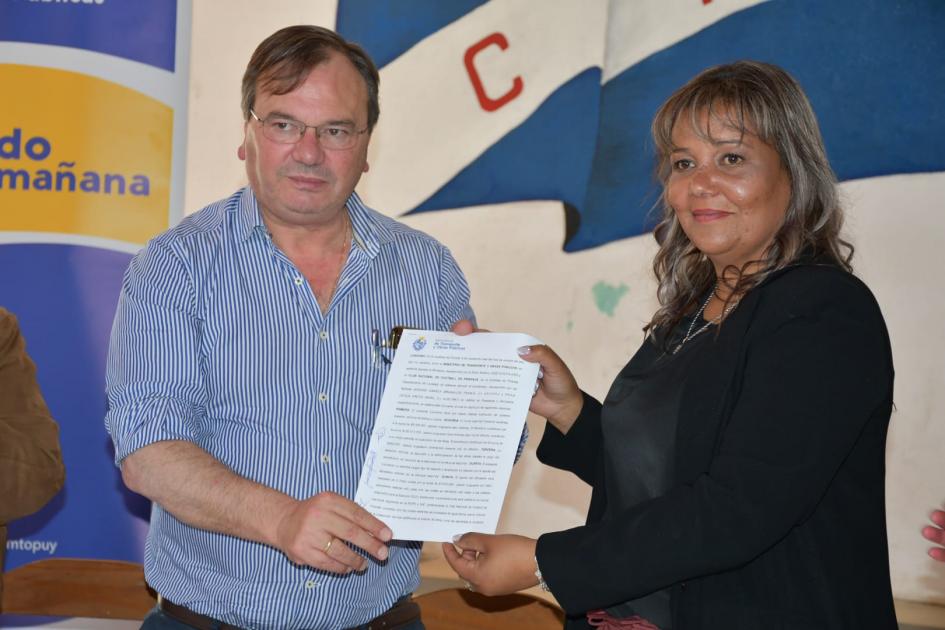 Autoridades del Club Nacional de Futbol de Pirarajá muestran el contrato firmado