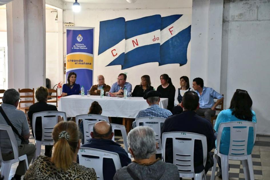 Mesa con autoridades para firmar el convenio social