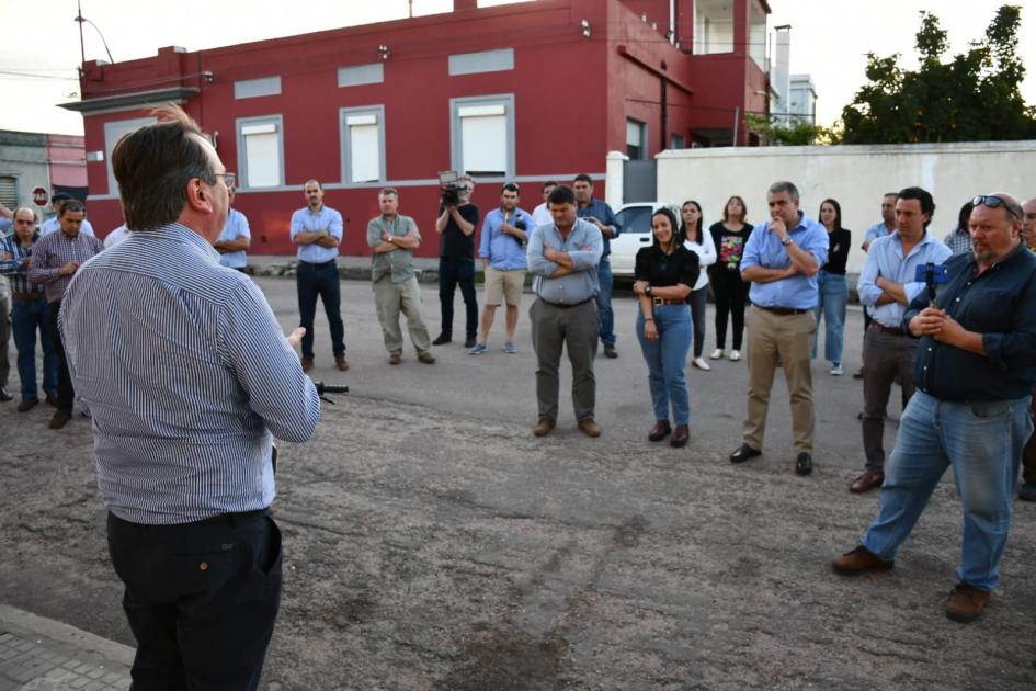 El Ministro dando discurso en el Club Hispano Uruguayo