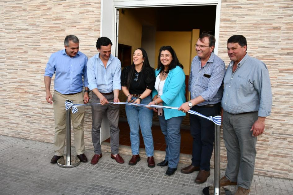 Corte de cinta para inaugurar obras en Club Hispano Uruguayo de Santa Clara de Olimar