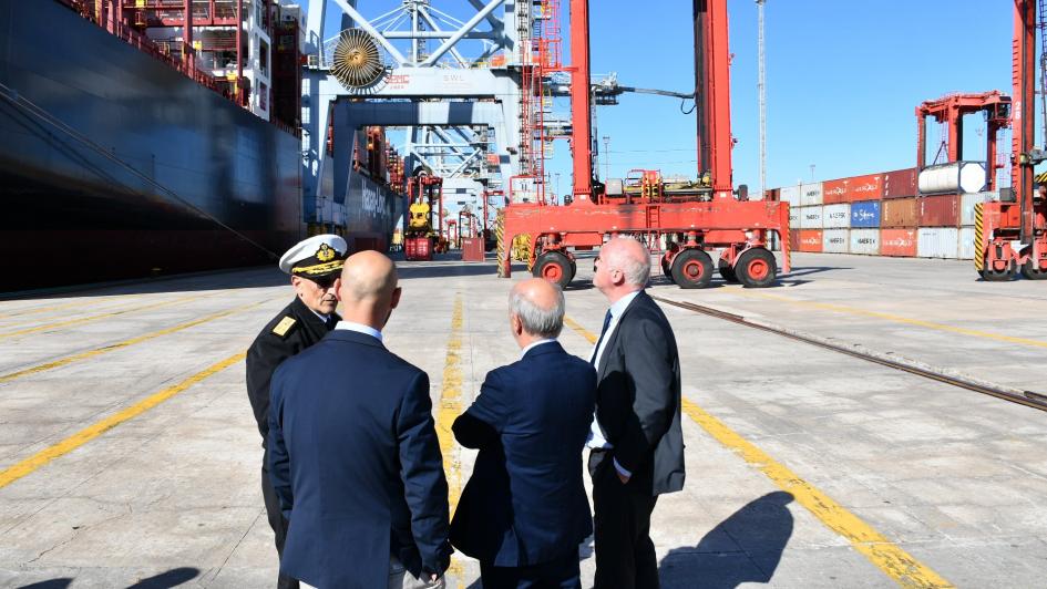 Autoridades recibiendo el navío en el Puerto de Montevideo