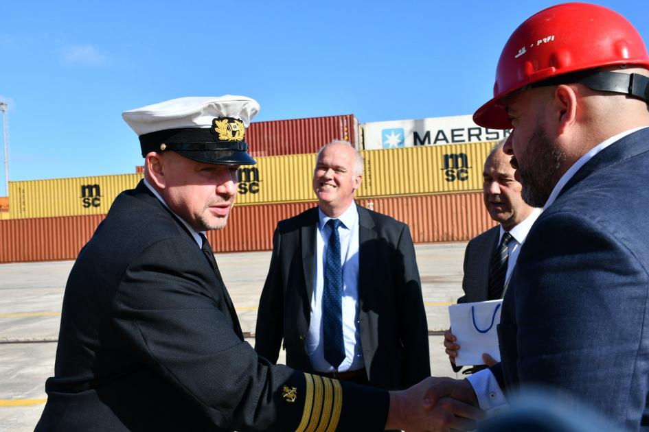 Autoridades recibiendo el navío en el Puerto de Montevideo