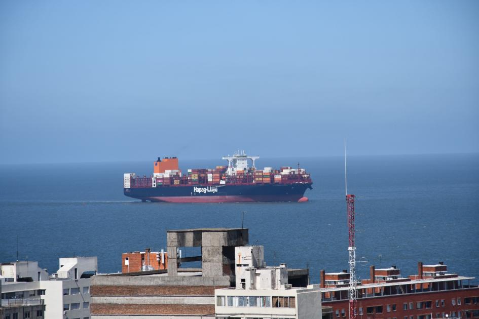 Arribo del portacontenedores Río de Janeiro Express El barco en las costas uruguayas