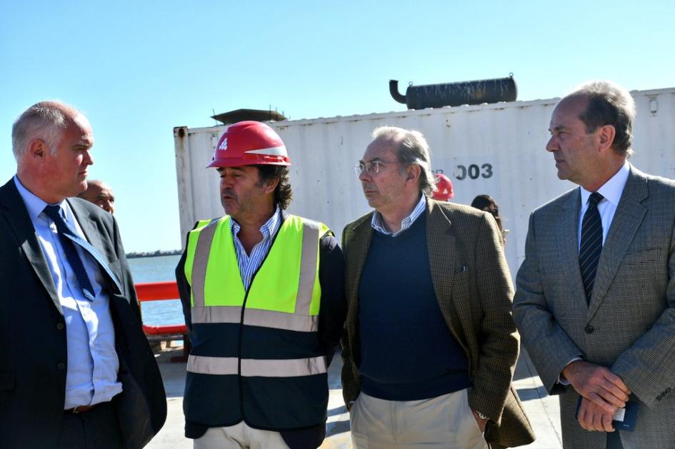 Arribo del portacontenedores Río de Janeiro Express Autoridades recibiendo el navío en el Puerto de Montevideo