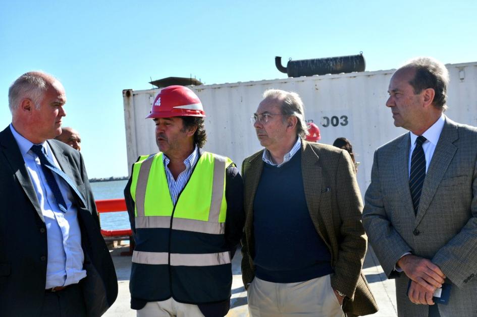 Autoridades recibiendo el navío en el Puerto de Montevideo