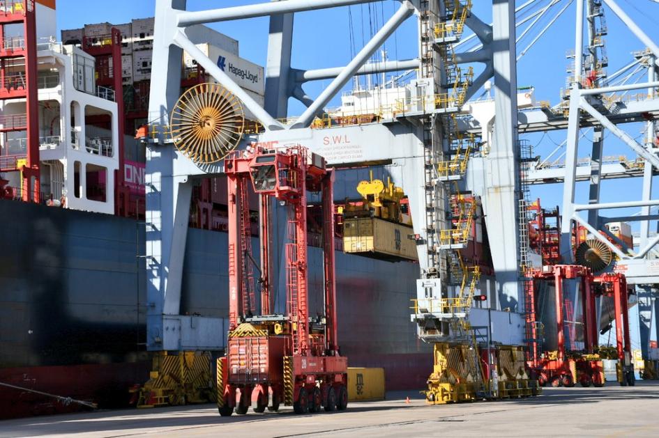 Arribo del portacontenedores Río de Janeiro Express Portacontenedores y maquinaria del Puerto de Montevideo