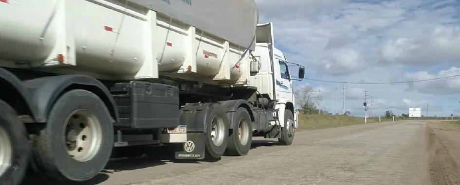 Camión circulando por ruta Camión circulando por ruta