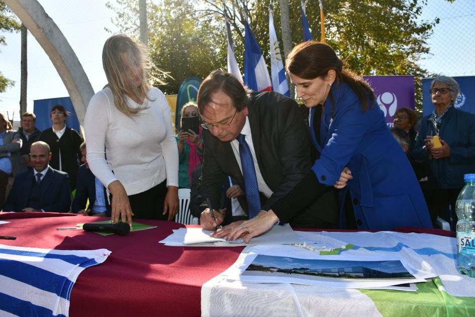 Firma de Convenio Marco en plaza de deportes Las Piedras