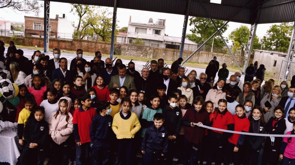 Obra por convenio para estudiantes del Cerrito de la Victoria Estudiantes y docentes del colegio Elisa Queirolo