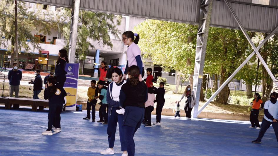 Obra por convenio para estudiantes del Cerrito de la Victoria Niños y niñas realizan coreografía en nueva cancha techada