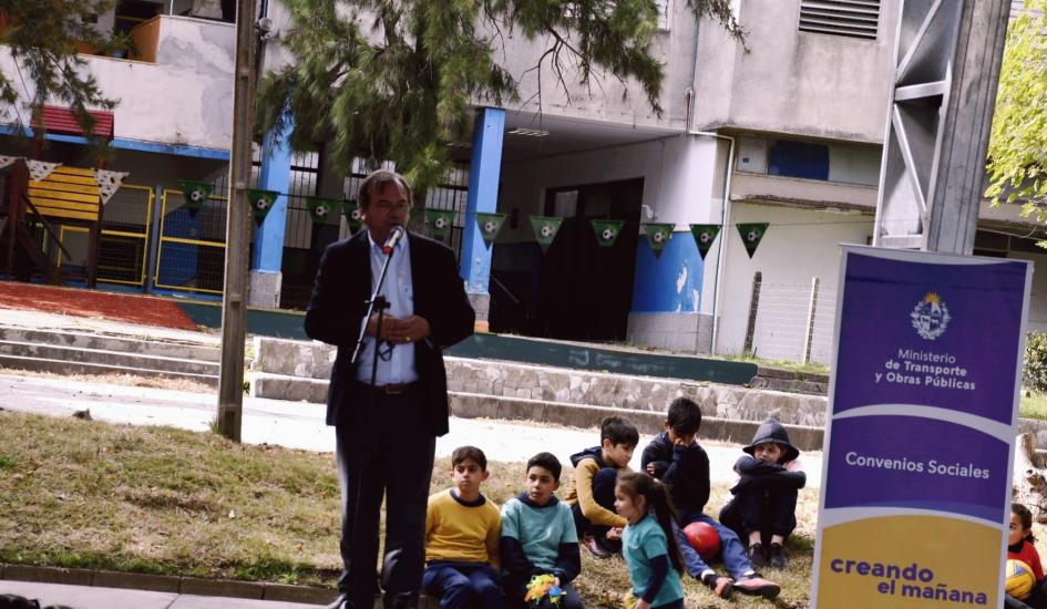 Obra por convenio para estudiantes del Cerrito de la Victoria Ministro Falero brinda discurso en la ceremonia de inauguración