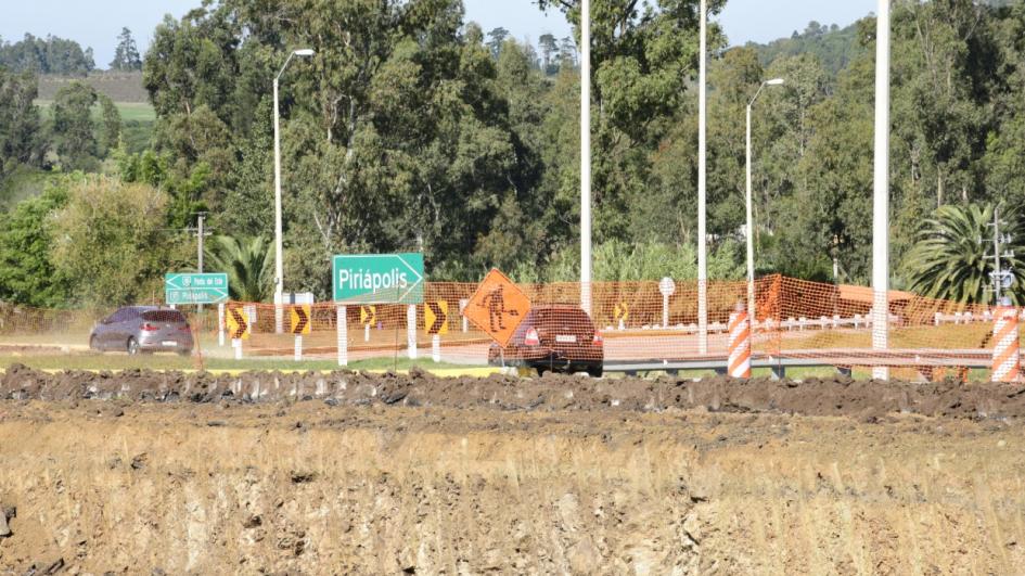 Construcción de pasaje superior de ruta 37 sobre Interbalnearia