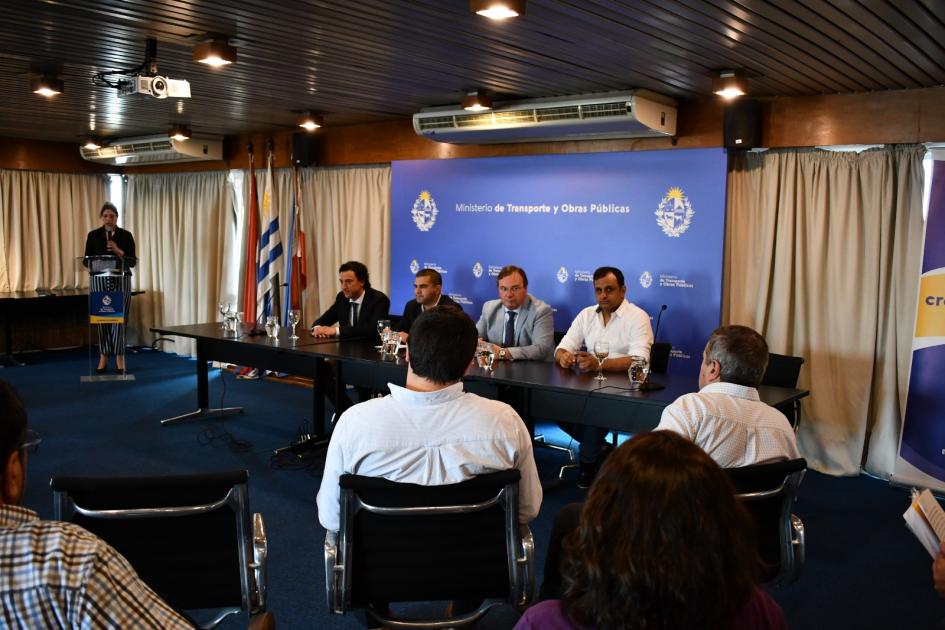 Autoridades firmando el convenio