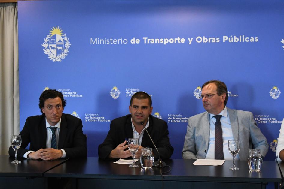 Convenio Social con Intendencia Cerro Largo Autoridades firmando el convenio