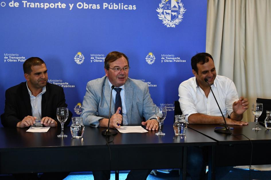 Convenio Social con Intendencia Cerro Largo Autoridades firmando el convenio