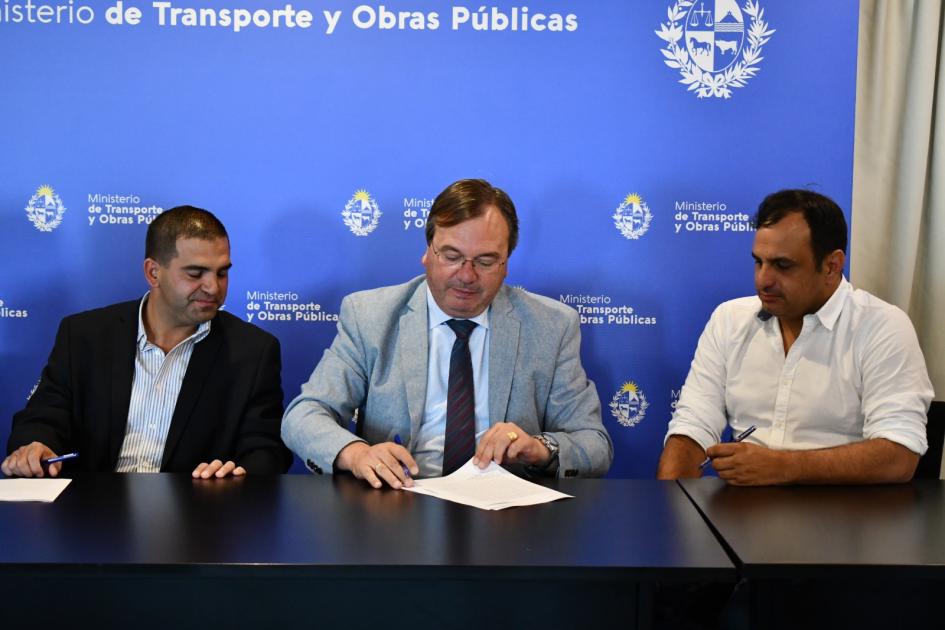 Convenio Social con Intendencia Cerro Largo Autoridades firmando el convenio
