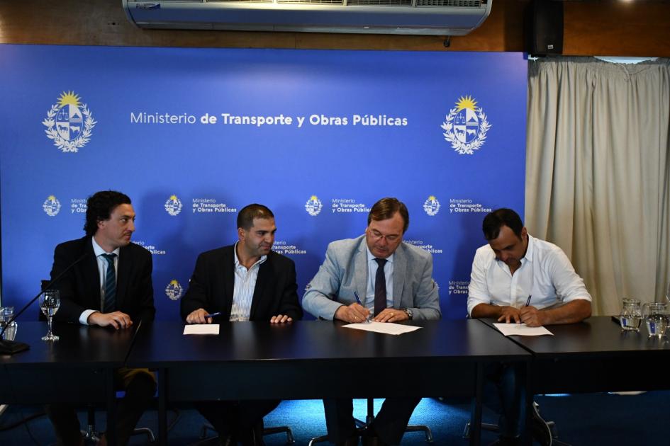 Convenio Social con Intendencia Cerro Largo Autoridades firmando el convenio