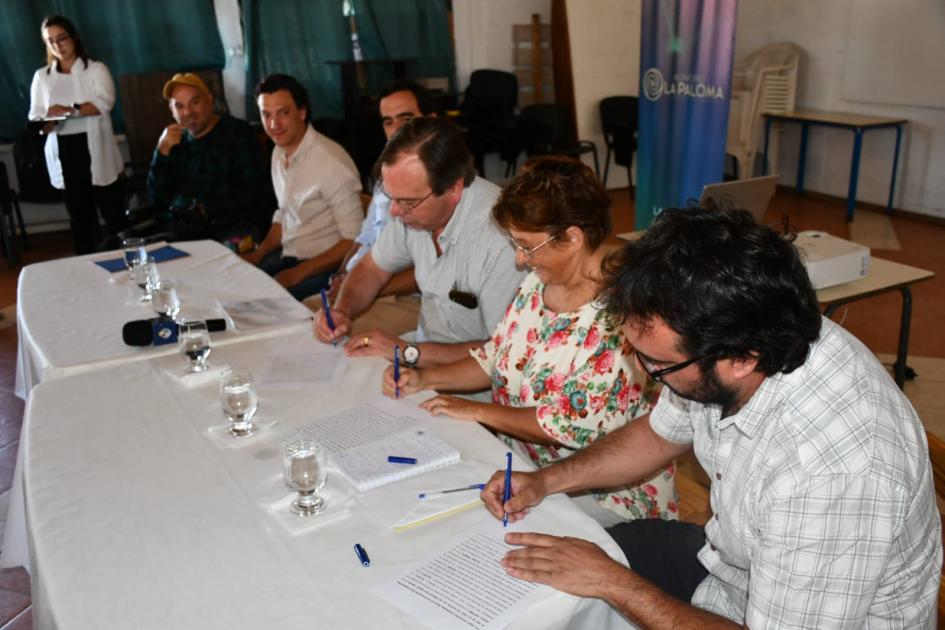 Representantes de la institución y Ministro Falero firmando el convenio social
