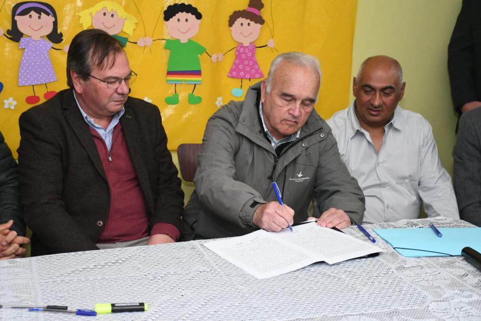 Firma de convenio social en Centro de Barrio 1