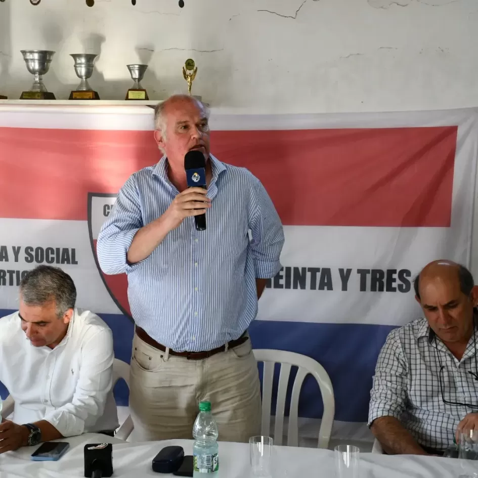 Firma de Convenio Social con Club Social y Ciclista Barrio Artigas Subsecretario Olaizola dando discurso previo a la firma del convenio