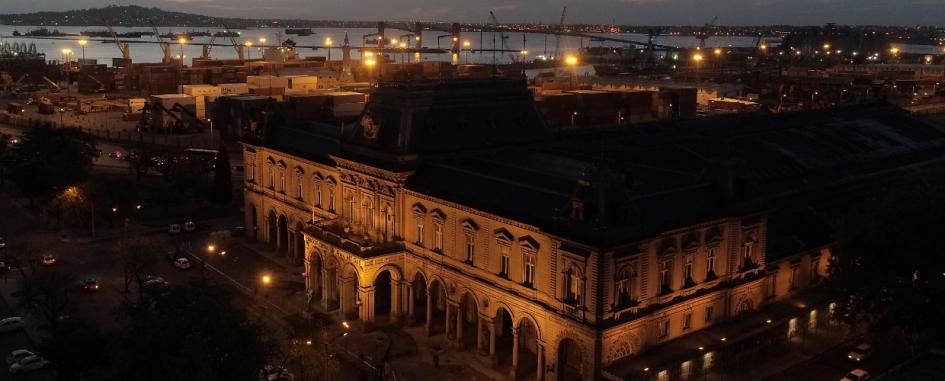 Estación Central iluminada de noche