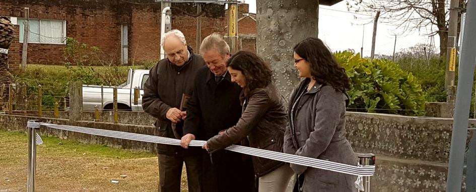 Inauguración de los refugios peatonales Ministro Rossi y autoridades inaugurando los refugios peatonales