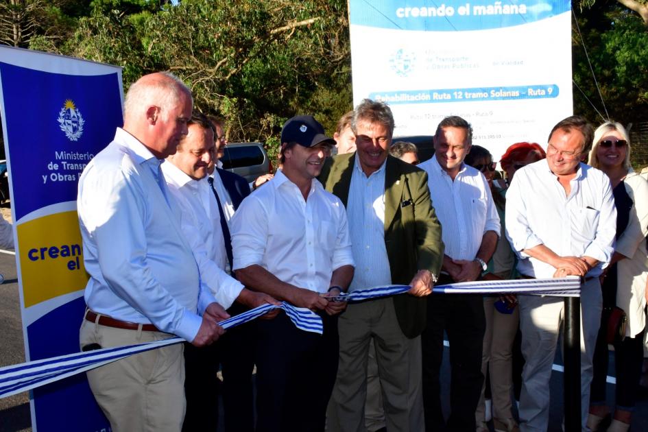 Presidente y autoridades cortan la cinta de inauguración de obras en ruta 12