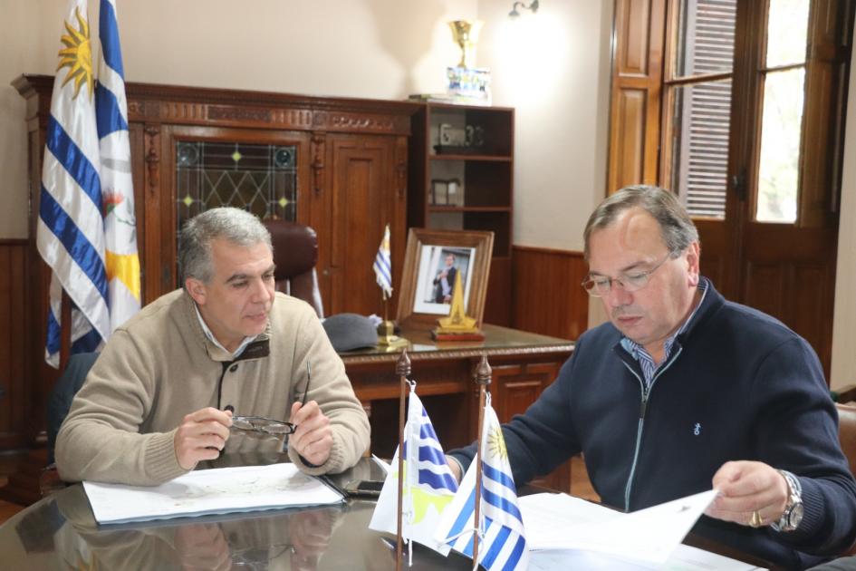 Se rehabilitará tramo de ruta 8 que pasa por Treinta y Tres. Foto: Intendencia de Treinta y Tres Ministro Falero e Intendente Silvera observan un plano